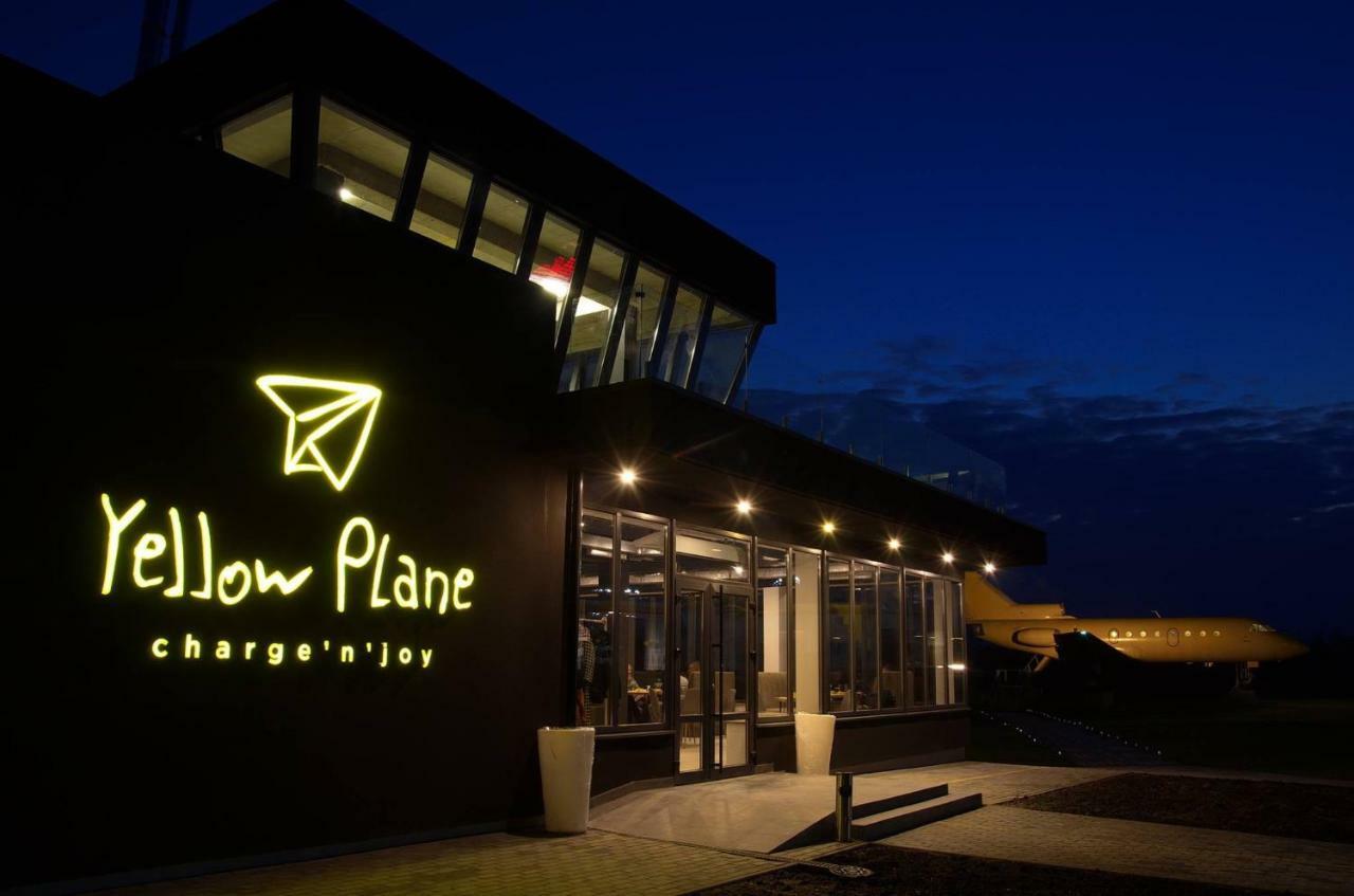 Yellow Plane Yurov Exterior foto